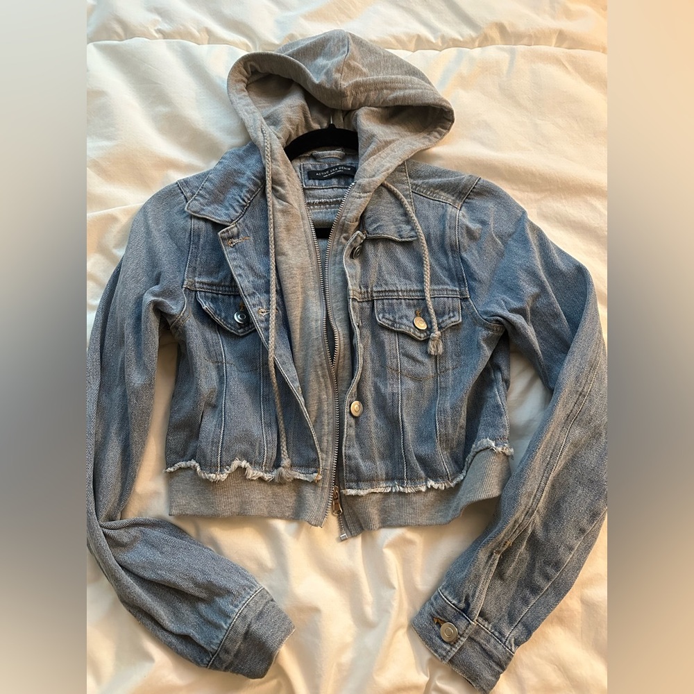 Denim jacket w/ attached grey hoodie
#jacket #denim